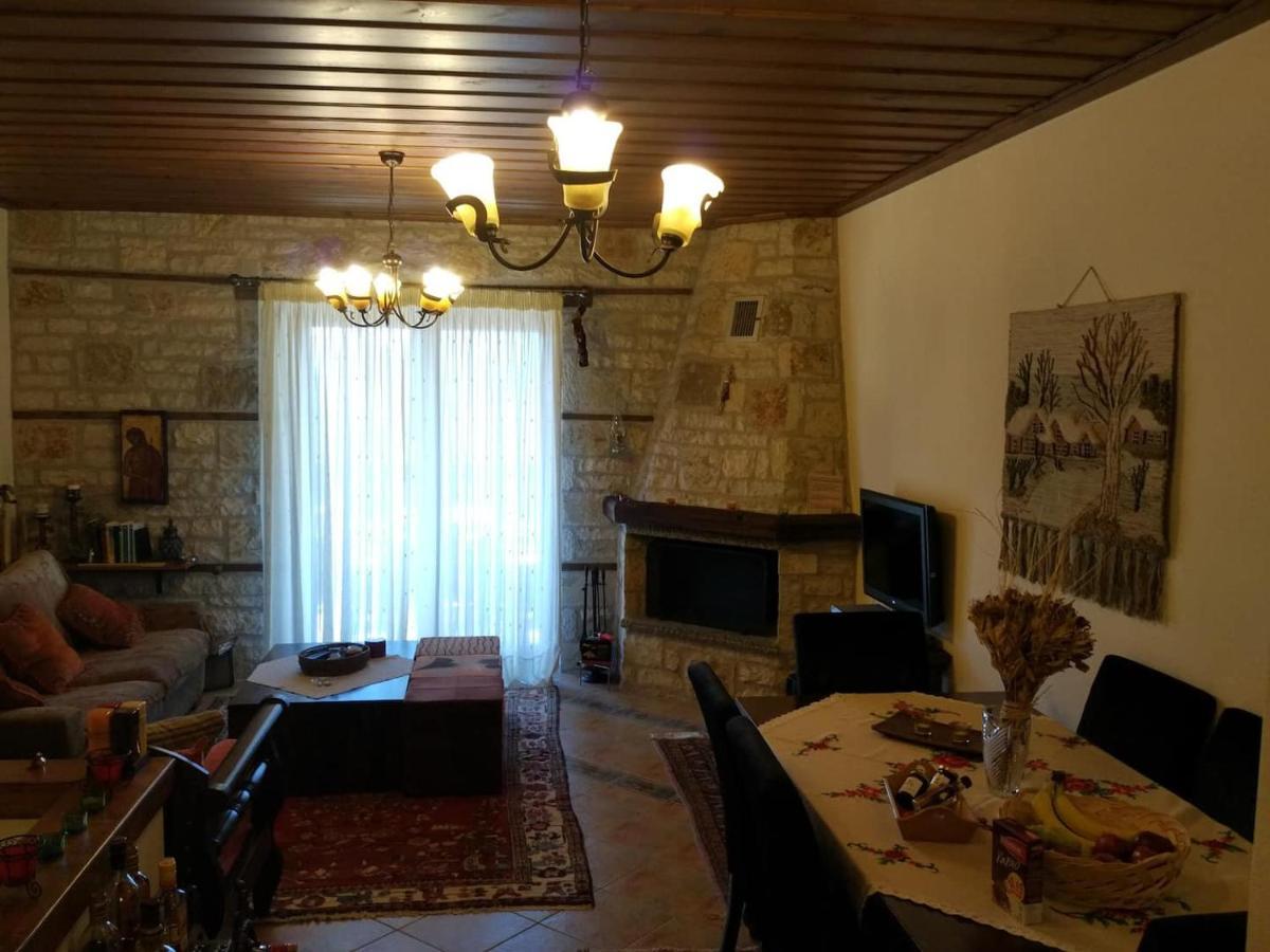 La Casa Di Pietra Villa Karpenísion Exteriör bild